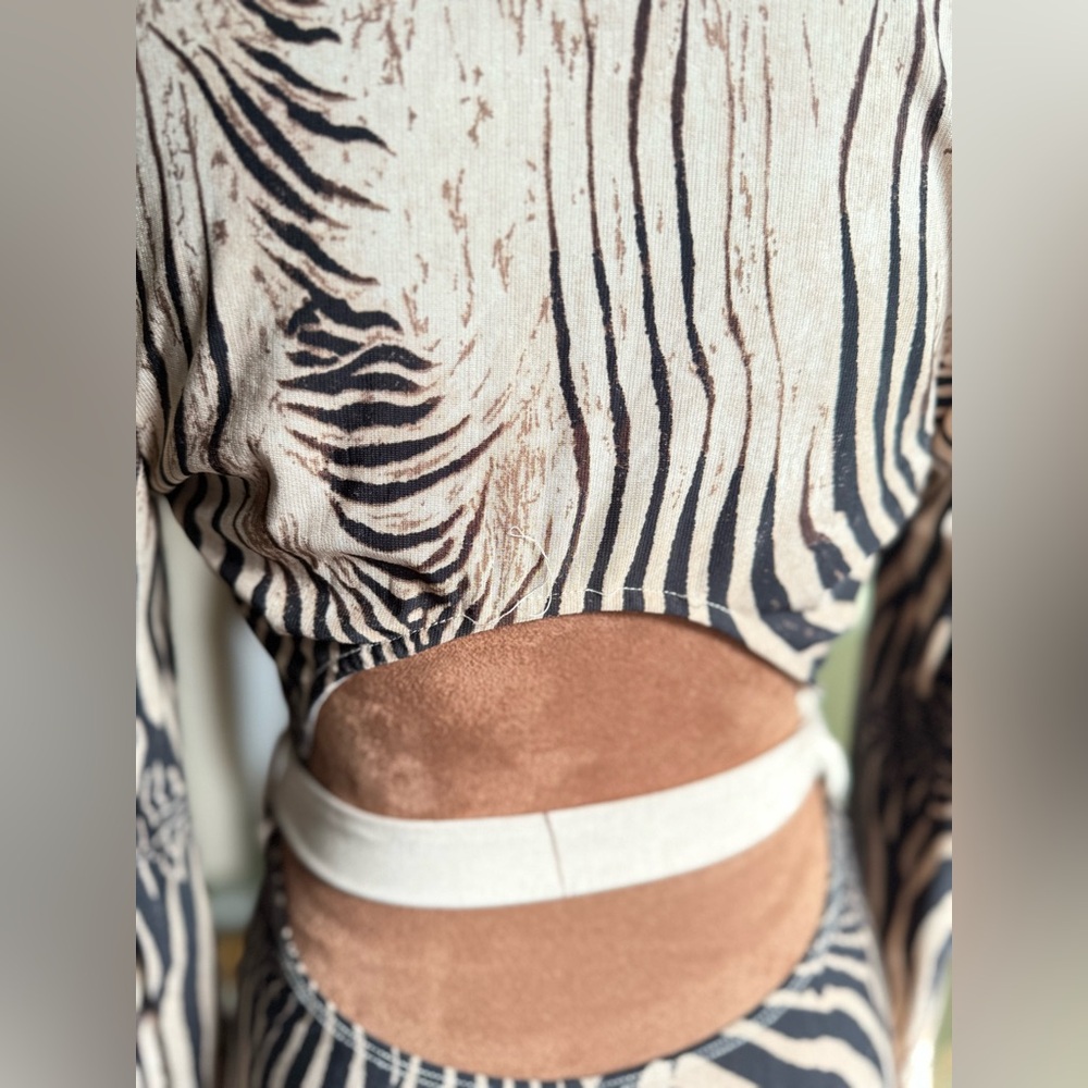 Elegant Black and Cream Jumpsuit - Picture 10 of 13